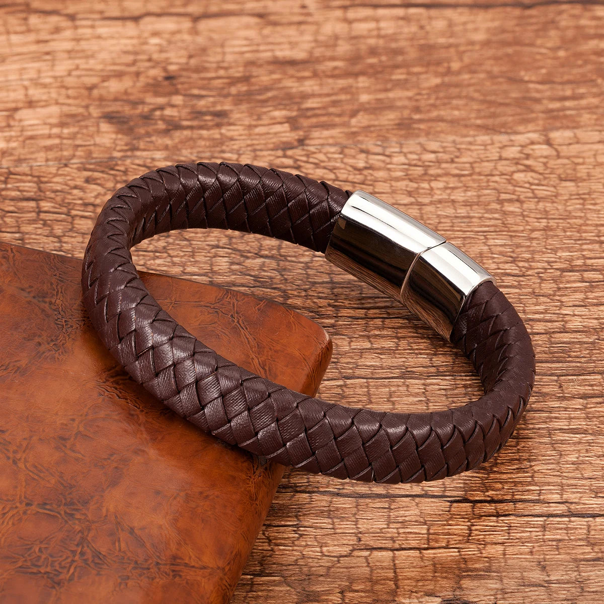 Bracelet cuir tressé marron — fermoir argent, posé