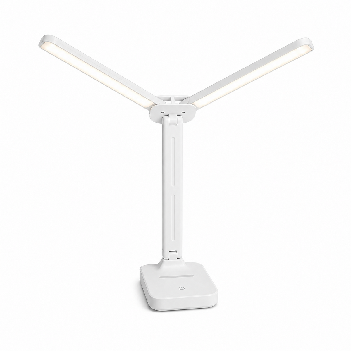 La lampe CLARTÉ ouverte en V, ses deux têtes allumées, sur fond blanc