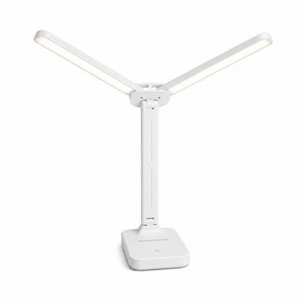 La lampe CLARTÉ ouverte en V, ses deux têtes allumées, sur fond blanc