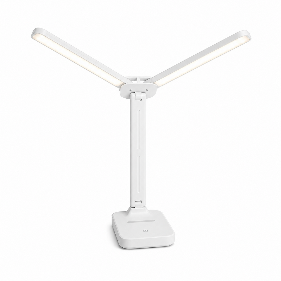 La lampe CLARTÉ ouverte en V, ses deux têtes allumées